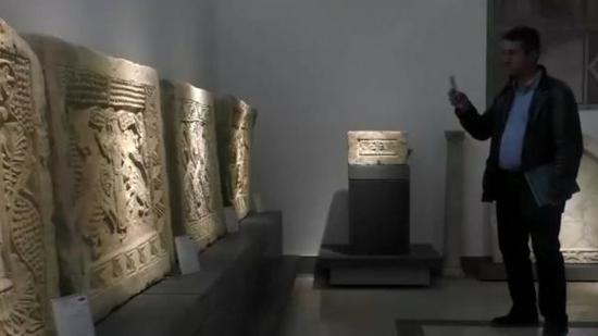 参观者在参观重新开放的博物馆内参观