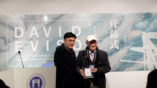 湖北美术学院美术馆馆长张杰教授向David Evison教授颁发收藏证书