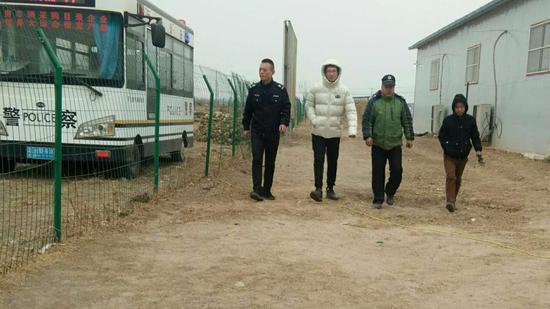 春节期间,留守行唐故郡考古工地的部分工作人员合影。受访者供图