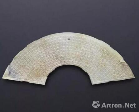 西汉 青玉雕丁字云纹璜 宽17.4cm 成交价: 1,000,000 HKD