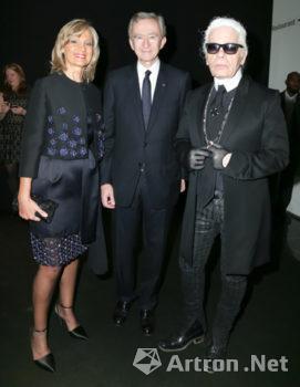 The Arnaults with Karl Lagerfeld。 MATTEO PRANDONI/BFA.COM