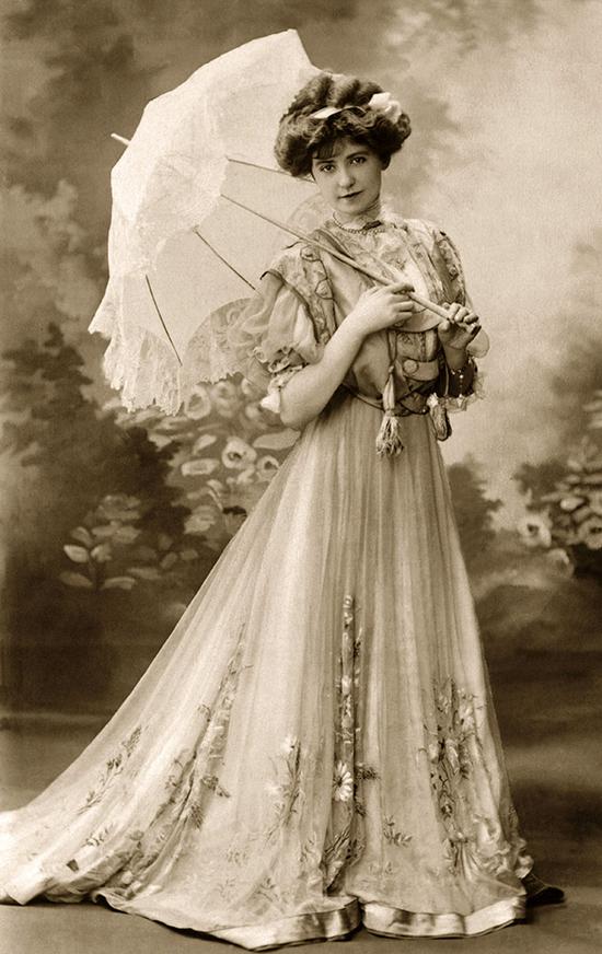 身穿淡色服装、携带装饰华丽的遮阳伞是维多利亚时代女性的典型形象
