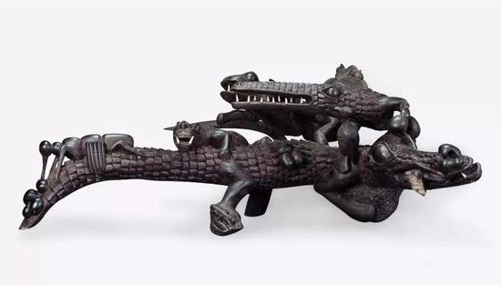 鳄鱼 威纳斯（坦桑尼亚）2002年  37×107.5×84cm