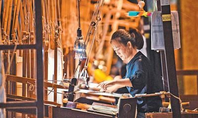 在江苏南京云锦博物馆，一名织工在编织云锦。