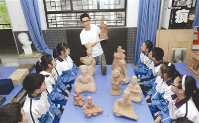 老师卖房子收藏古玩4000件全部捐给学校建博物馆