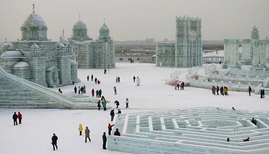 每年的哈尔滨国际冰雪节上，都能看到世界各地的冰雕艺术家们所做的冰雕建筑。