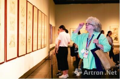 外国嘉宾参观“借古开今”江苏省美术馆馆藏明清绘画展