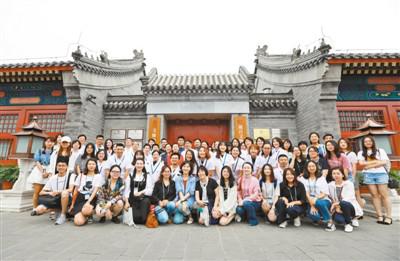首批预约观众和文物医院志愿者在故宫文物医院门前合影 新华社记者 刘 潺摄