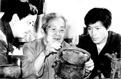 师父赵振茂(中)是王有亮(右)的引路人