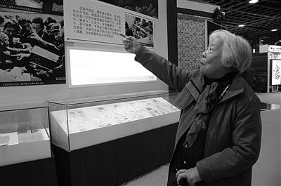 老摄影记者仰头凝视找寻40年前拍摄的老照片