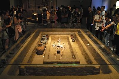 M184墓出土的身高1.9米男子骸骨,其葬式为大汶口文化葬式中的仰身直肢葬。本版摄影/新京报记者 浦峰