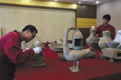 西汉墓室出土的文物“大雁铜灯”。
