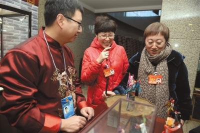 1月13日,“北京市非物质文化遗产保护工作成果展”在人大代表驻地举办。这是大会现场首次进行“非遗”文化展示活动。新京报记者 吴江 摄