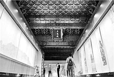 观众观看“故宫博物院藏清初‘四王’绘画特展”
