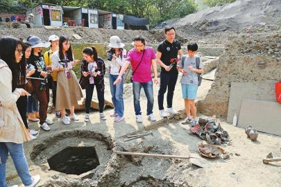 成都鼓楼北一街考古工地，群众听取考古人员讲解。　　成都市文物考古工作队 供图