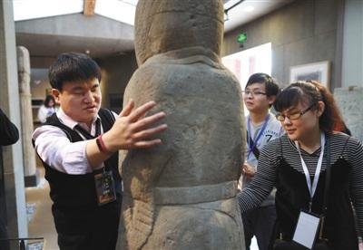 昨日，视障人士通过触摸的方式参观北京石刻艺术博物馆。北京市文物局供图