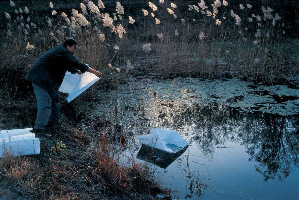 《水面上的宣纸》，行为，北京，1995