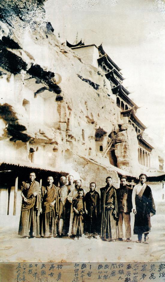 1943年，张大千与藏传佛教寺院僧人等摄于敦煌莫高窟