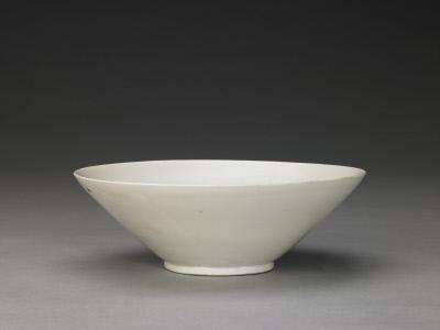 定窑白釉刻“易定”铭碗，五代，高6.8cm，口径19.8cm，足径7.3 cm。故宫博物院藏。