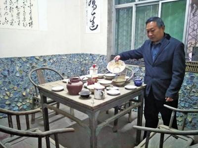 八仙桌上摆满了碗碟,四把太师椅等您入座。