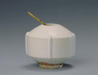 定窑白釉出戟水丞,五代,高5.4cm,口径2.1cm,足径2.8cm。故宫博物院藏。