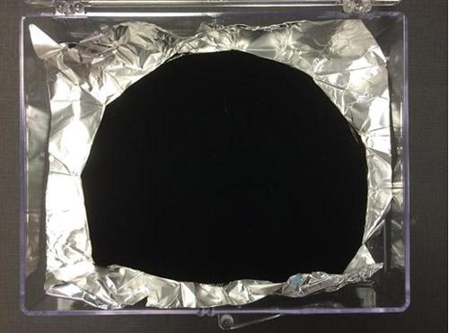 镀上Vantablack的铝箔 图源：维基百科