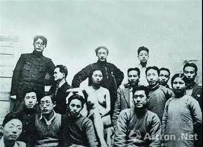 1936年徐悲鴻與吳作人等在中央大學藝術系與模特合影