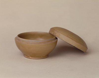 越窑青釉刻莲花纹盒,五代,通高4.8cm,口径8.8cm,足径5.4cm。