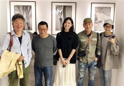 参加本次展览的摄影艺术家：闵丙宪(左一)、朴起好(左二)、李甲哲(右二)