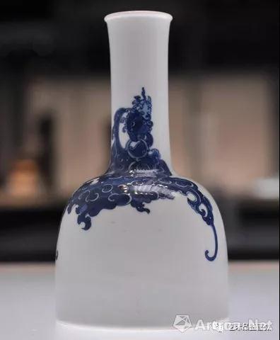 清康熙 青花夔凤纹摇铃尊 高18.7cm，口径4.2cm，足径10.1cm 现藏中国国家博物馆