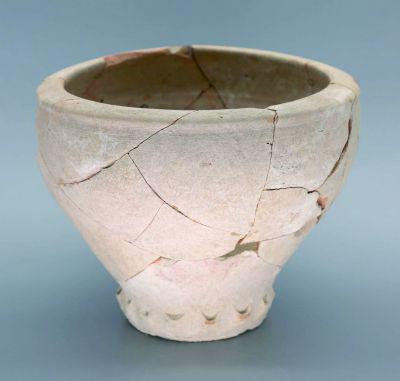 红河古城遗址出土的陶罐