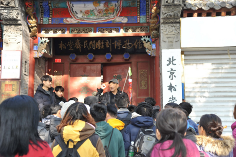 李館長在給游客講解