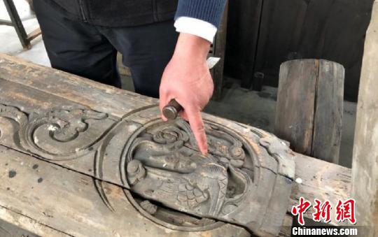 胡亚峰进行雕刻修复 王嘉斌 摄