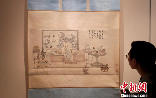 “几暇怡情——乾隆朝君臣书画特展”上，观众正在欣赏清人画《乾隆帝是一是二图像轴》　杜洋　摄