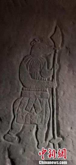 贵州省正安“官田宋墓”墓室内鼠首人身武士像石雕图