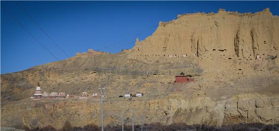 左侧的多香寺和右侧山上的洞窟和堡垒依旧清晰可见