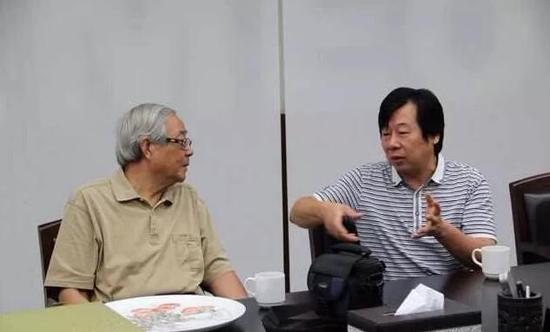 谈跃伟与中国清华美院教授,陶瓷设计艺术家张守智交流艺术创作《智伟壶》