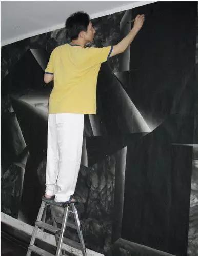 2003年,杭法基在画室创作。