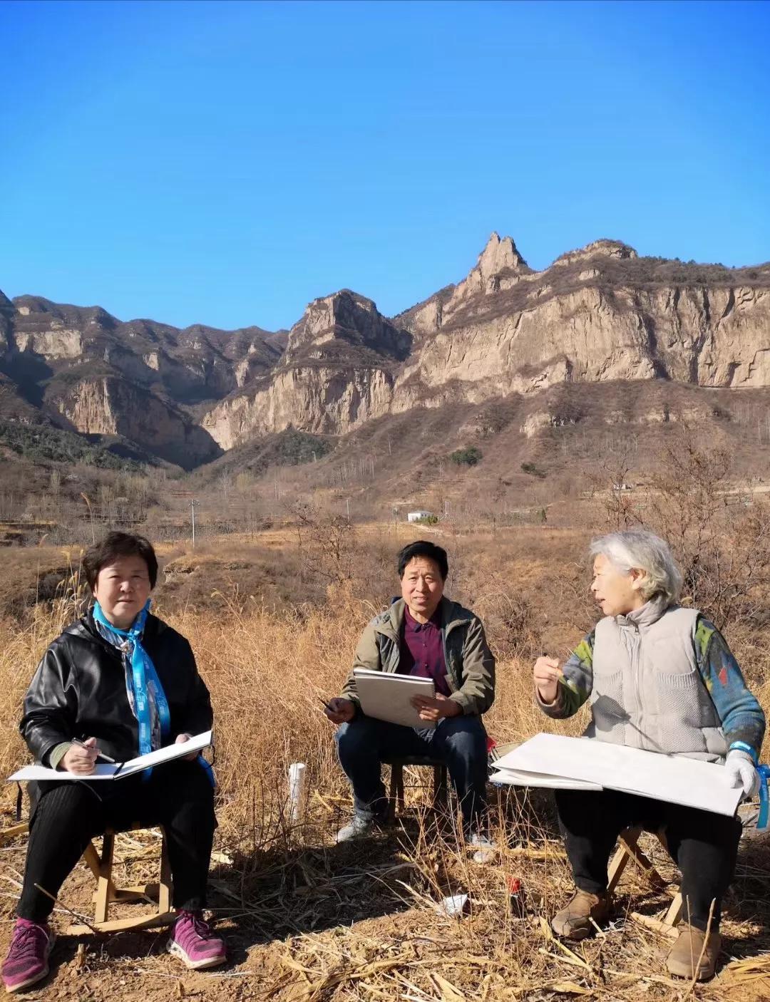 蓝丝带在武夷山，展示者是雅丹老师的志愿者助理施锦升