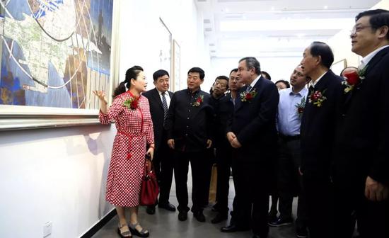 画家王一帆向参展嘉宾介绍作品