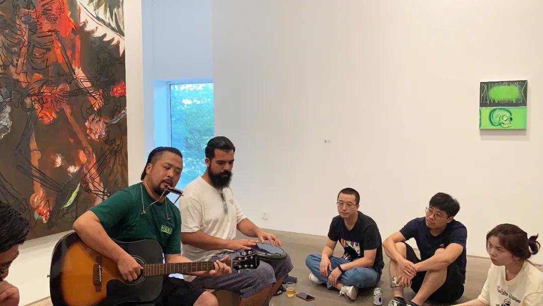 柯毡乐队与艺术家们现场助兴