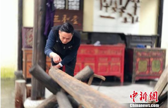 胡亚峰在工作 王嘉斌 摄