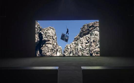 《走钢丝》红砖美术馆展出现场 陶斯-马哈切娃 2015