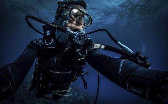 罗德尼·布塞尔在水下的自拍照