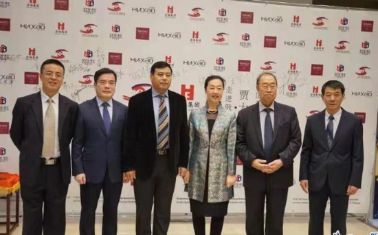 此次展会主办方北京宏福集团董事局主席黄福水(左三)与俄罗斯圣彼得堡总领事馆郭敏(右三)总领事及合作方俄罗斯华人集团董事长王国钦,(右二)<a href=http://artist.legendart.cn target=_blank class=infotextkey>画家</a>贾大年先生(右一)合影。