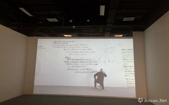 雅昌艺术网:您在书写时候是站在一个平梯上?用了多久时间完成?