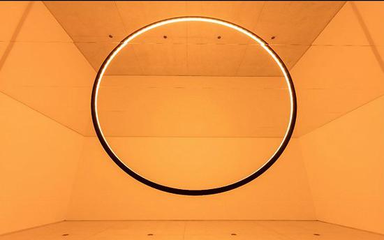 《道隐无名》：在一个天花板贴有大镜子的房间里，一个巨大的光环似乎跨越房间的实体空间镜像的界限。