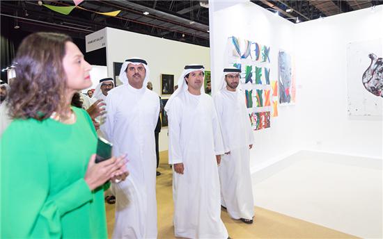 迪拜旅游和贸易推广部部长即迪拜世界贸易中心首席执行官 Helal Saeed Al Marri先生驻足观看