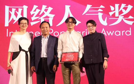 王行最先生（左二）和李芊润女士（右一）为艺术家张春华颁奖