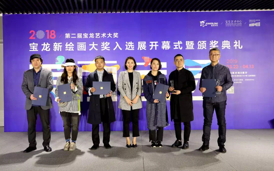 宝龙文化集团执行董事许华琳女士 为铜奖获奖艺术家颁奖